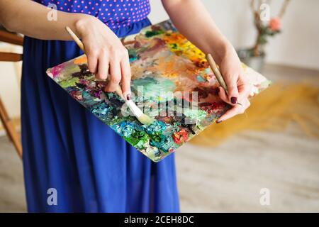 artistes pinceaux et peintures à l'huile sur une palette de bois. macro palette d'artiste, texture peinture à l'huile mélangée dans différentes couleurs et saturation. palette avec pa Banque D'Images