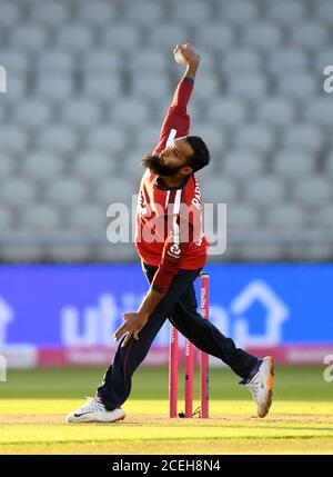 Le bowling Adil Rashid en Angleterre lors du troisième match Vitality IT20 à Old Trafford, Manchester. Banque D'Images