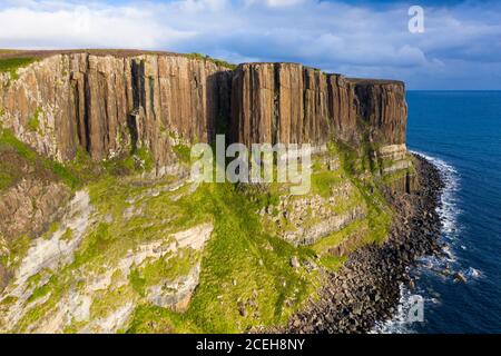 Vue aérienne des falaises de la mer appelée Kilt Rock à Staffin sur la péninsule de Trotternish sur l'île de Skye, Écosse, Royaume-Uni Banque D'Images