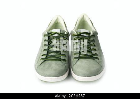 Sneakers en cuir nubuck vert pour homme isolées sur fond blanc, dentelle en cuir, doublure en tissu et semelles plates légères pour un confort maximum Banque D'Images