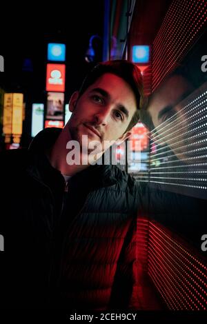 Bel homme dans la rue de la ville Banque D'Images