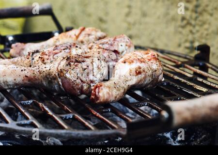 Des cuisses de poulet grillées sur le gril. Banque D'Images