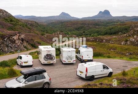 Vue sur les camping-cars et les camping-cars touristiques dans le parking près de Lochinver dans la région des Highlands, en Écosse, au Royaume-Uni Banque D'Images