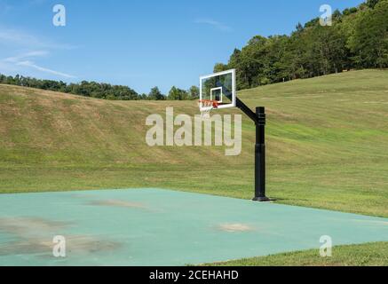 Terrain vide pour le basket-ball ou le netball dans le parc national entouré de collines et d'arbres au loin. Personne. Banque D'Images