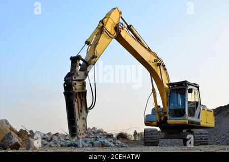 Excavatrice sur chenilles avec marteau hydraulique pour la destruction du béton et des roches dures sur le chantier ou la carrière. Jackhammer en utilisant WIT Banque D'Images