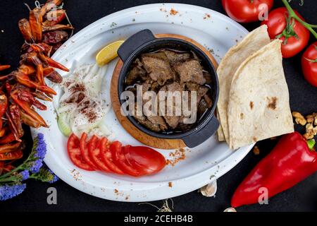 Steak de bœuf ou foie sur une assiette blanche Banque D'Images