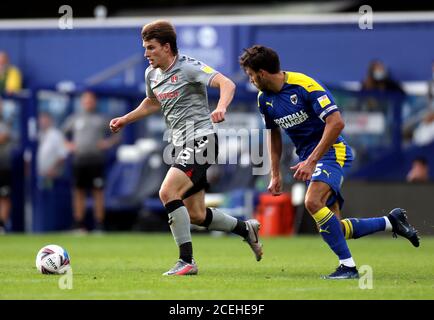 Joshua Davison (à gauche) de Charlton Athletic et Wimbledon's Wimbledon's Wimbledon's Wightingale se disputent le ballon lors du Trophée EFL, match du Southern Group G au Kiyan Prince Foundation Stadium, Londres. Banque D'Images