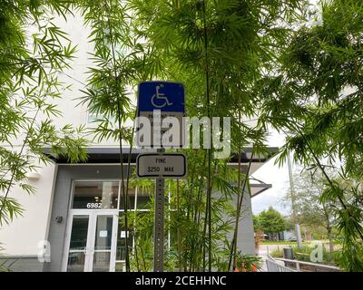 Orlando, FL/USA-8/22/20: Une place de stationnement pour personnes handicapées dans un garage dans un complexe d'appartements. Banque D'Images