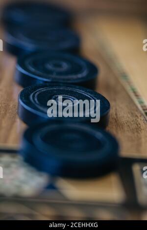 Gros plan des morceaux de backgammon Banque D'Images
