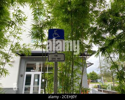 Orlando, FL/USA-8/22/20: Une place de stationnement pour personnes handicapées dans un garage dans un complexe d'appartements. Banque D'Images