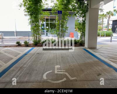 Orlando, FL/USA-8/22/20: Une place de stationnement pour personnes handicapées dans un garage dans un complexe d'appartements. Banque D'Images