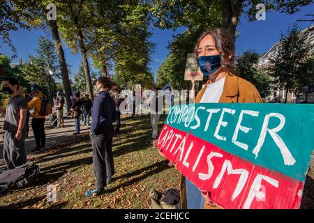 Vijverberg, la Haye, pays-Bas. Mardi 1er septembre 2020. Extinction Rebellion NL et extinction Rebellion Castricum. Ont donné un réveil téléphonique matinal aux parlementaires néerlandais ce matin, en se positionnant face au Parlement néerlandais près de la Hofvijver, le lac adjacent au Binnenhof et le complexe du Parlement néerlandais. Le manifestant est sorti en force, on a observé une distanciation sociale et presque tous portaient un masque facial. Credit: Charles M Vella/Alay Live News Banque D'Images