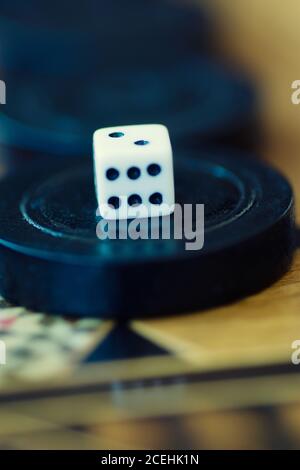 Gros plan des morceaux de backgammon Banque D'Images
