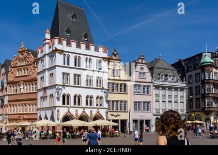 Trèves, RP / Allemagne - 29 juillet 2020 : vue sur la place Hauptmarkt dans la vieille ville historique de Trèves sur la Moselle Banque D'Images