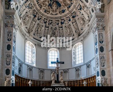 Trèves, RP / Allemagne - 29 juillet 2020 : vue intérieure de la cathédrale historique de Trèves ou de la cathédrale de Trèves avec l'autel Banque D'Images