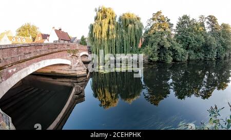 Vue panoramique sur le pont historique de Fye Sur la rivière Wensum dans la ville de Norwich Banque D'Images