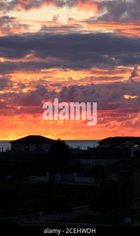 Coucher de soleil aux couleurs vives sur une scène urbaine côtière Santander Cantabria Espagne Banque D'Images