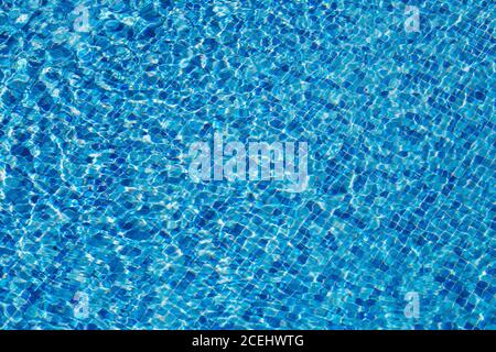 les caustiques du fond de la piscine s'ondulent et s'écoulent avec le fond des vagues texture Banque D'Images