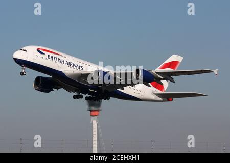 British Airways Airbus A380 G-XLEH partant de l'aéroport de Londres Heathrow avec la tour de contrôle en arrière-plan Banque D'Images