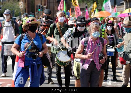 Cardiff, pays de Galles, Royaume-Uni - Mardi 1er septembre 2020 - extinction rébellion ( XR ) des manifestants défilent dans le centre-ville de Cardiff en route vers la baie de Cardiff, protestant contre le changement climatique et l'avenir de la société. Photo Steven May / Alamy Live News Banque D'Images