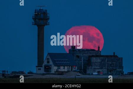 CalShot, Southampton. 1er septembre 2020. Météo au Royaume-Uni : la pleine lune connue sous le nom de Lune de récolte ou Lune de maïs s'élève le long de la tour de montre de Coastwatch de Calshot et derrière le château de Calshot sur le Spit de Calshot. La dernière pleine lune de l'été 2020 sera à son maximum à 6.23 demain matin. Credit Stuart Martin/Alamy Live News Banque D'Images