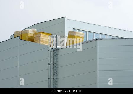 palettes avec panneaux d'isolation thermique sur le toit du bâtiment Banque D'Images