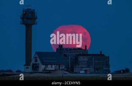 CalShot, Southampton. 1er septembre 2020. Météo au Royaume-Uni : la pleine lune connue sous le nom de Lune de récolte ou Lune de maïs s'élève le long de la tour de montre de Coastwatch de Calshot et derrière le château de Calshot sur le Spit de Calshot. La dernière pleine lune de l'été 2020 sera à son maximum à 6.23 demain matin. Credit Stuart Martin/Alamy Live News Banque D'Images