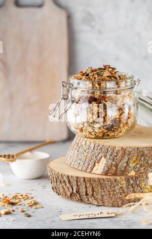 Céréales de granola maison bio avec avoine, noix et baies séchées. Muesli dans un pot en verre. Petit déjeuner ou en-cas végétaliens sains. Copier l'espace pour le texte. Prope Banque D'Images