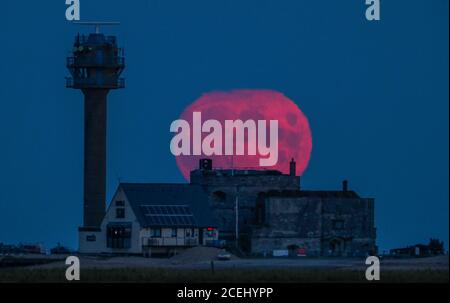 CalShot, Southampton. 1er septembre 2020. Météo au Royaume-Uni : la pleine lune connue sous le nom de Lune de récolte ou Lune de maïs s'élève le long de la tour de montre de Coastwatch de Calshot et derrière le château de Calshot sur le Spit de Calshot. La dernière pleine lune de l'été 2020 sera à son maximum à 6.23 demain matin. Credit Stuart Martin/Alamy Live News Banque D'Images