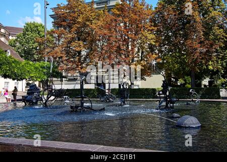 Fontaine Tinguely; pièces mobiles; figures mécaniques; eau, 1977; amusante; art public; unique; arbres d'automne, Europe, Bâle; Suisse Banque D'Images