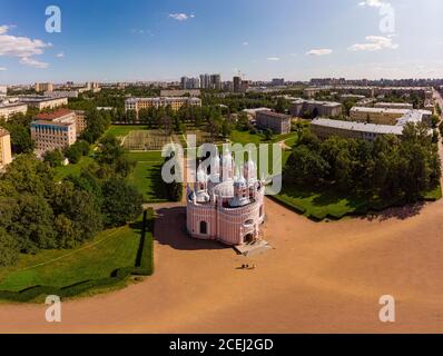 Belle vue aérienne de dessus de drone sur l'église orthodoxe de La naissance de Saint-Jean-Baptiste de la Nativité Église de Chesme en été ensoleillé Banque D'Images