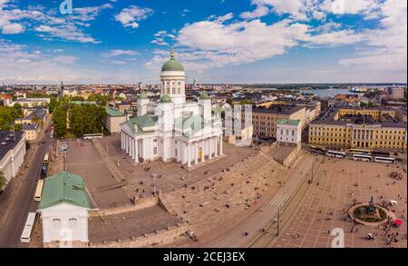 Helsinki Suurkirkko, Finlande : vue magnifique depuis un drone sur le centre-ville historique, la place du Sénat et l'église évangélique luthérienne Saint-Nicolas Banque D'Images