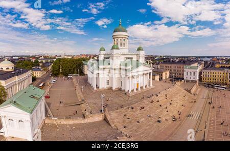 Helsinki Suurkirkko, Finlande : vue magnifique depuis un drone sur le centre-ville historique, la place du Sénat et l'église évangélique luthérienne Saint-Nicolas Banque D'Images