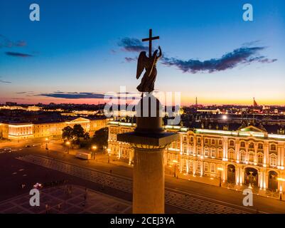 Vue aérienne du Palais d'hiver en nuits blanches, devant la place du Palais et la colonne Aleksandr en été. Vue de dessus de drone. Saint Banque D'Images