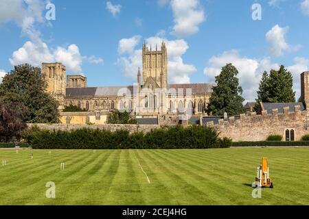 Le croquet au Wells Palace y est joué depuis près d'un siècle. La pelouse est prête à jouer avec la cathédrale de Wells en arrière-plan, Wells, Somerset Banque D'Images