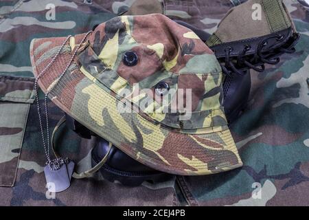 Bottes Vietnam Vet Jungle, chapeau de camouflage et étiquettes pour chiens Banque D'Images