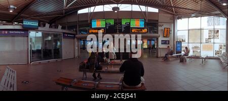 Manchester, Royaume-Uni - 21 juillet 2020: Les gens attendent dans la salle d'attente pour le train arrivent aux plates-formes 13 et 14. Banque D'Images