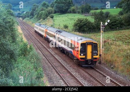 Edale, Royaume-Uni - 1er août 2020 : un EMR (East Midlands Railway) train semi-rapide à travers Edale et passez un signal en direction de Sheffield. Banque D'Images