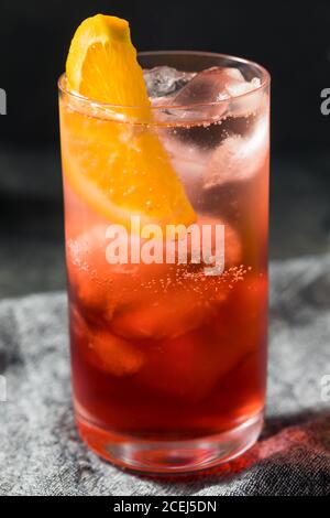 Cocktail Americano rafraîchissant avec Orange et Gin Banque D'Images