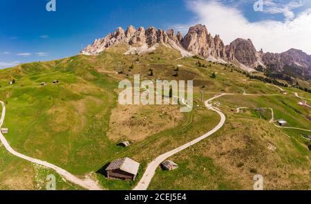 Vue aérienne de dessus de drone à merveilleux paysage alpin et de prairies à Pass Gardena avec majestueux groupe de montagnes Sella à Dolomiti. Alpes, Tyrol du Sud Banque D'Images