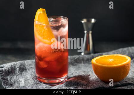 Cocktail Americano rafraîchissant avec Orange et Gin Banque D'Images