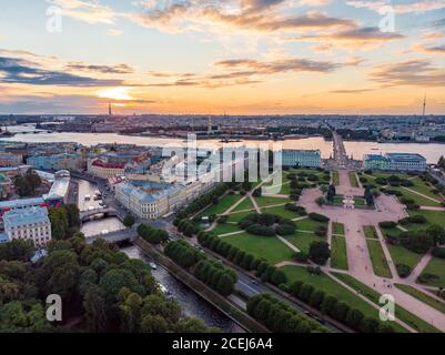 05 août 2018, SAINT-PÉTERSBOURG Russie: Belle vue de dessus du centre-ville historique de Saint-Pétersbourg et le champ de Mars, jardin d'été et la Neva Banque D'Images