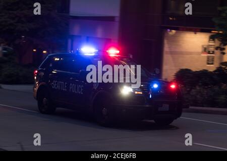 Seattle, le 23 mai 2020 : police tôt dans la soirée sur la 4e avenue Banque D'Images