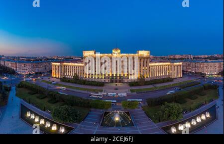 16 08 2018 - Saint-PÉTERSBOURG, RUSSIE: Belle vue panoramique de drone, à la Maison des Soviets et monument Lénine et fontaine colorée en soirée Banque D'Images