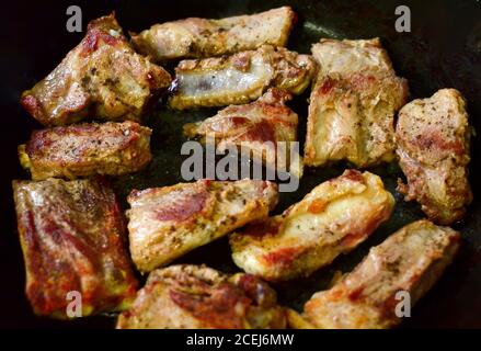 Cuisson de la viande dans une poêle, sur le feu. Pour faire frire des côtes. Brochettes de viande. Morceaux de viande de bœuf frits dans une casserole Banque D'Images