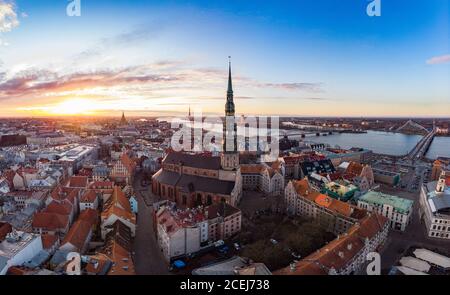 Vue panoramique aérienne sur le centre histirique de Riga, quai de la rivière Daugava. Site d'intérêt célèbre - St. La tour de l'église de Pierre et l'église de la cathédrale du dôme de la ville Banque D'Images