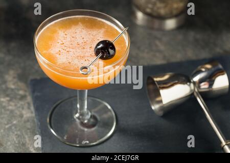 Cocktail de sang et de sable avec une garniture de cerise Banque D'Images