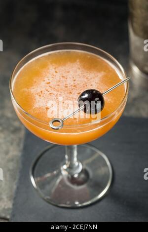 Cocktail de sang et de sable avec une garniture de cerise Banque D'Images