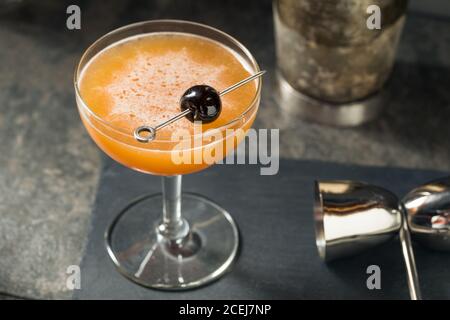 Cocktail de sang et de sable avec une garniture de cerise Banque D'Images