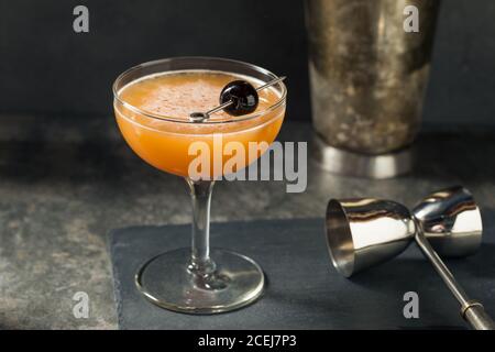 Cocktail de sang et de sable avec une garniture de cerise Banque D'Images